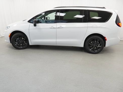 New 2026 Chrysler Pacifica Limited w/ S Appearance Package image 14