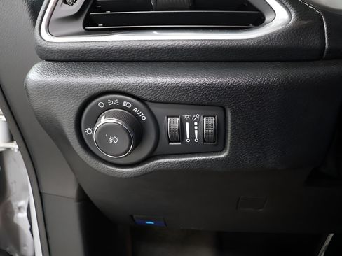 Used 2026 Chrysler Pacifica Limited FWD image 20
