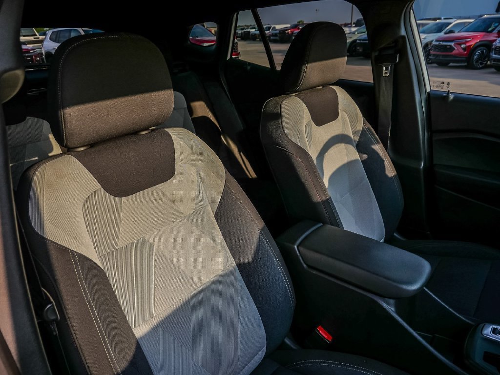 Used 2025 Chevrolet Trax RS w/ Sunroof Package FWD image 18