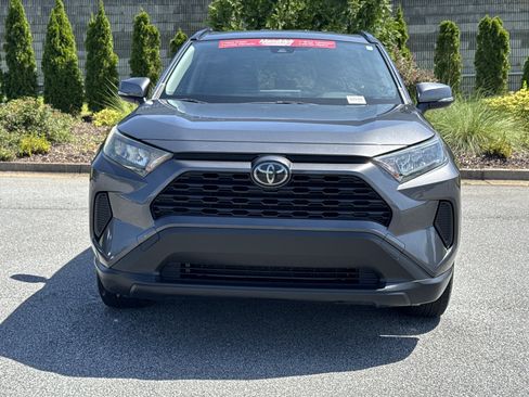Used 2019 Toyota RAV4 LE FWD image 3