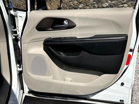 Used 2019 Chrysler Pacifica L image 13