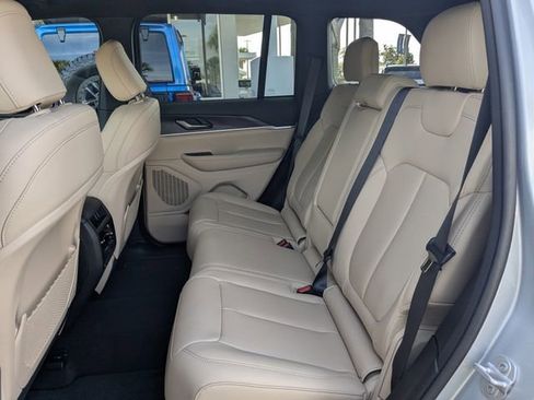 Used 2025 Jeep Grand Cherokee Limited image 16