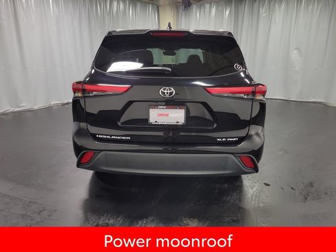 Used 2022 Toyota Highlander XLE AWD/4WD image 7