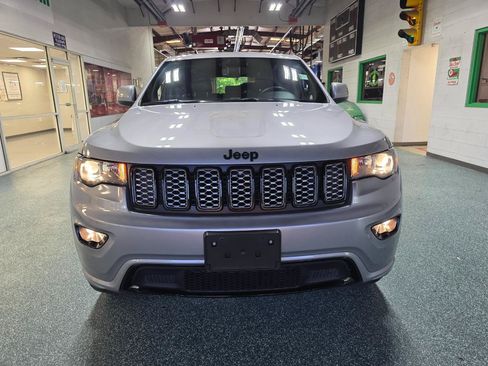 Used 2019 Jeep Grand Cherokee Altitude AWD/4WD image 3