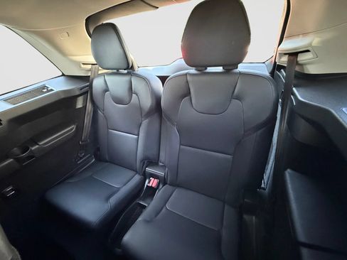 Used 2022 Volvo XC90 T6 Momentum w/ Climate Package AWD/4WD image 16