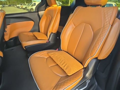 Used 2023 Chrysler Pacifica Pinnacle AWD/4WD image 12