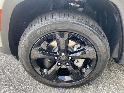 New 2025 Jeep Grand Cherokee Limited w/ Luxury Tech Group II image 15