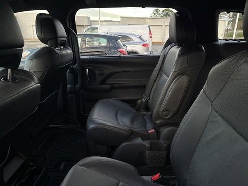 Used 2025 Toyota Sienna Limited image 9