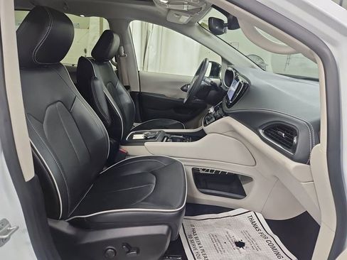 Used 2024 Chrysler Pacifica Limited image 13
