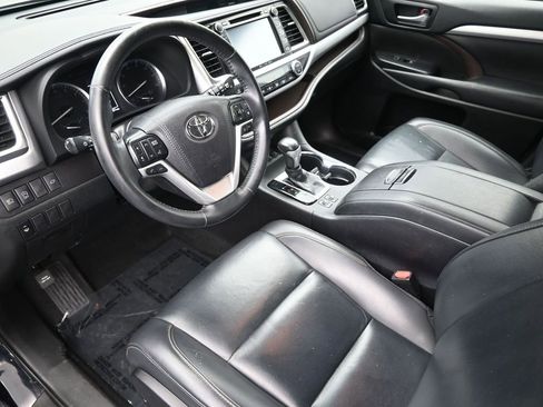 Used 2019 Toyota Highlander XLE image 11