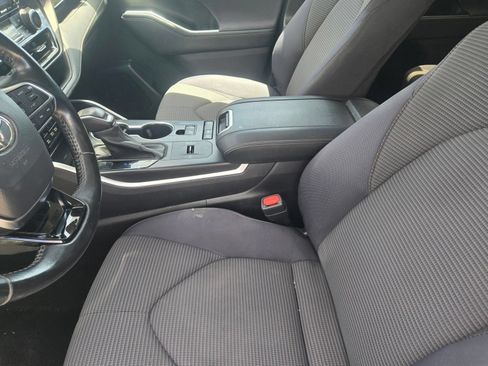 Used 2021 Toyota Highlander LE FWD image 18