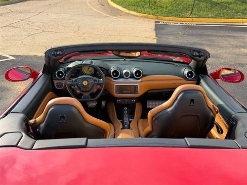 Used 2015 Ferrari California T RWD image 5