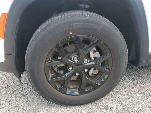Used 2024 Jeep Grand Cherokee Altitude RWD image 7