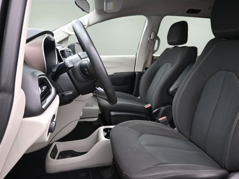 Used 2022 Chrysler Voyager LX FWD image 17