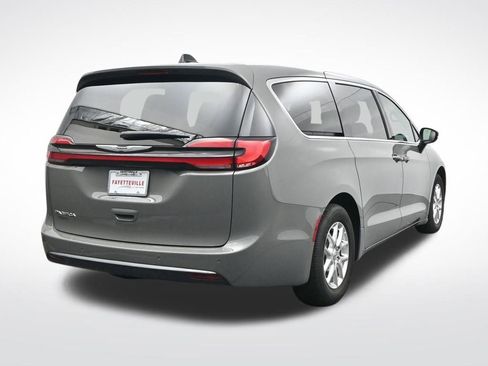 Used 2025 Chrysler Pacifica Select FWD image 6