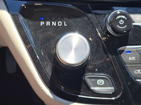 Used 2024 Chrysler Pacifica Touring-L FWD image 32