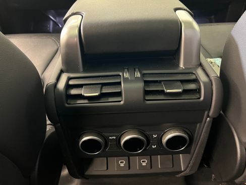 Used 2024 Land Rover Defender 130 X-Dynamic SE image 33