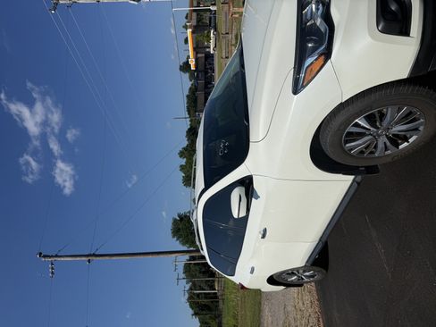 Used 2020 Nissan Pathfinder SL FWD image 2