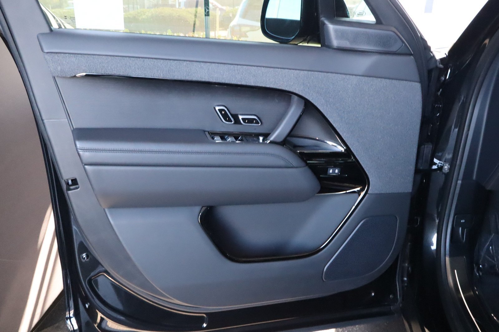 Used 2025 Land Rover Range Rover Sport SE AWD/4WD image 18