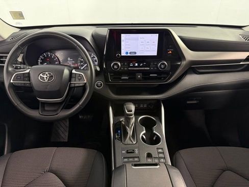 Used 2024 Toyota Highlander LE image 25