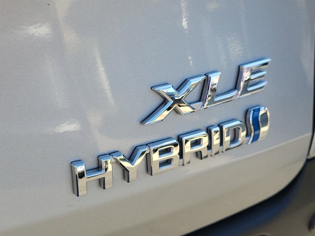 Used 2024 Toyota Sienna XLE FWD image 9
