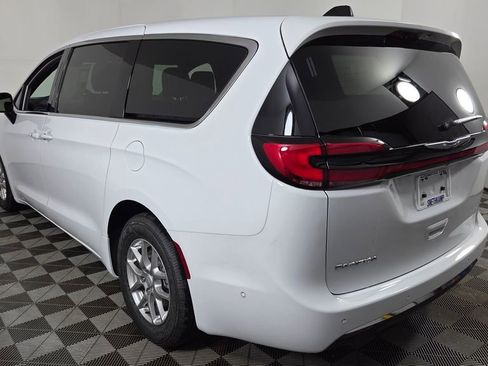 New 2025 Chrysler Pacifica Select image 5