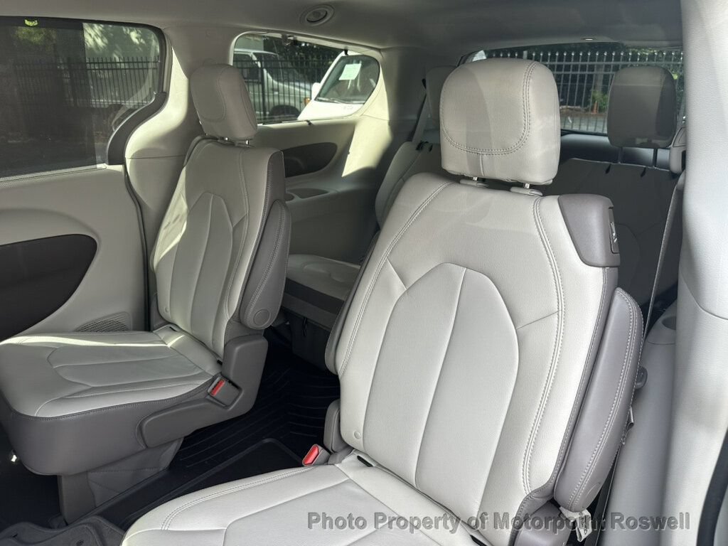 Used 2017 Chrysler Pacifica Touring-L FWD image 14