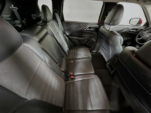 Used 2024 Mitsubishi Outlander SE image 27