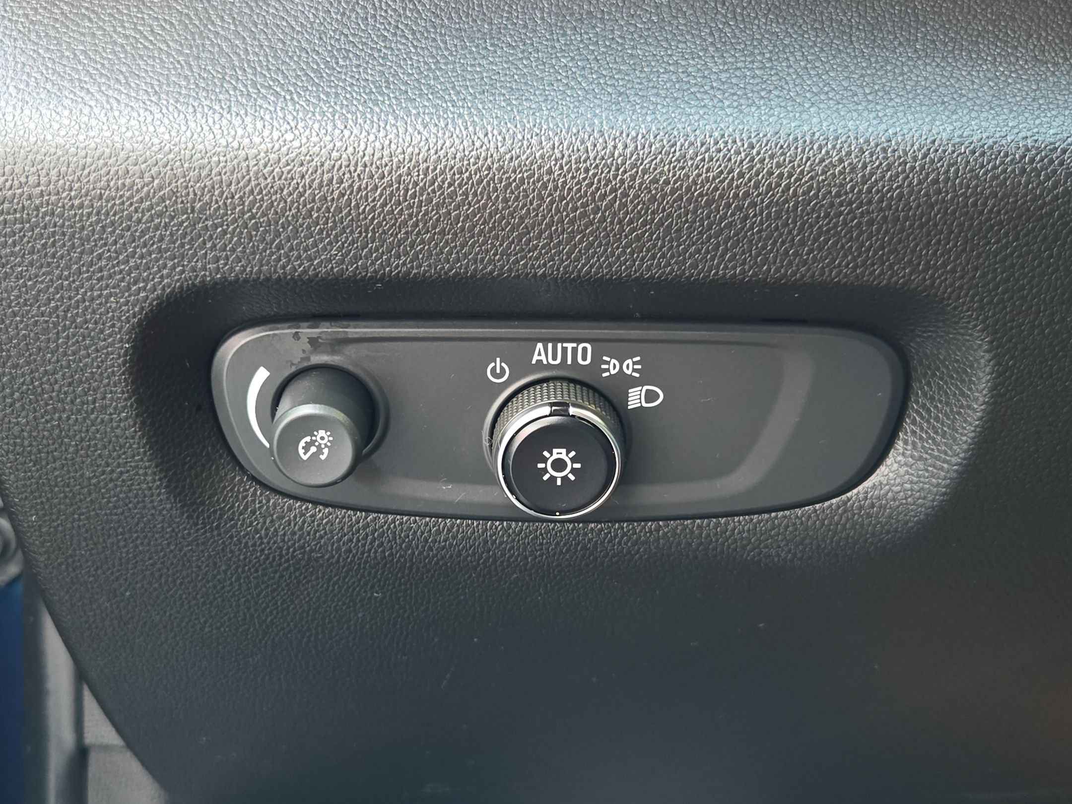 Used 2022 Chevrolet Traverse LT FWD image 25