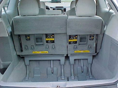 Used 2011 Toyota Sienna w/ Towing Pkg FWD image 11
