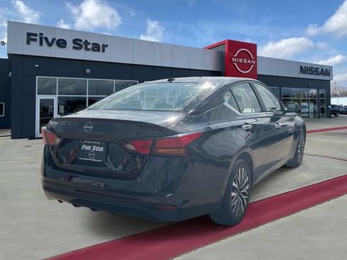 Used 2025 Nissan Altima 2.5 SV FWD image 6