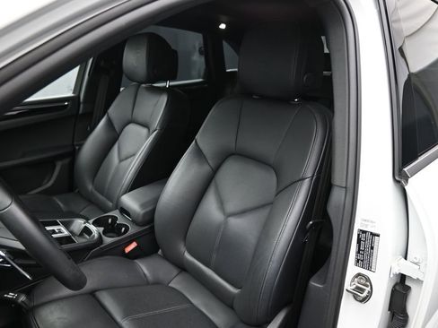 Used 2025 Porsche Macan AWD/4WD image 5