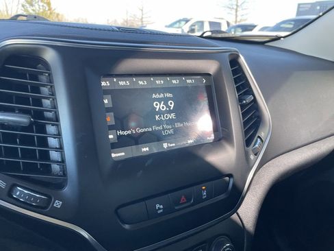 Used 2021 Jeep Cherokee Latitude Lux w/ Mopar Interior Package image 16