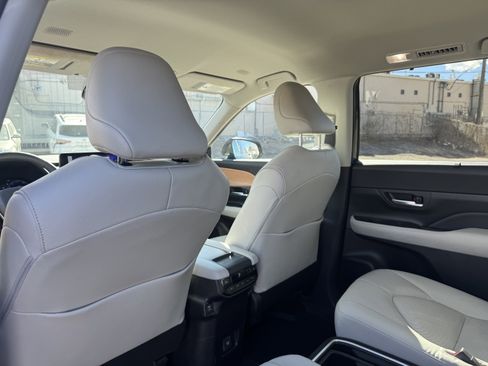 Used 2024 Toyota Grand Highlander AWD image 15