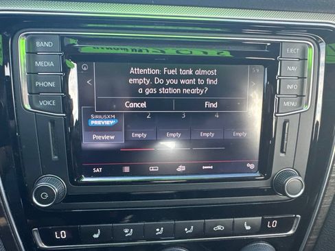 Used 2017 Volkswagen Passat 1.8T SE FWD image 12