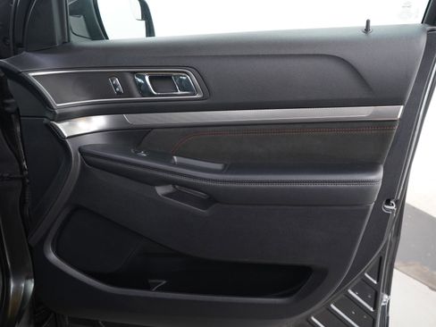 Used 2018 Ford Explorer XLT w/ Equipment Group 202A AWD/4WD image 9