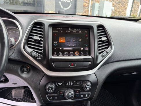 Used 2015 Jeep Cherokee Trailhawk w/ Leather Interior Group AWD/4WD image 17