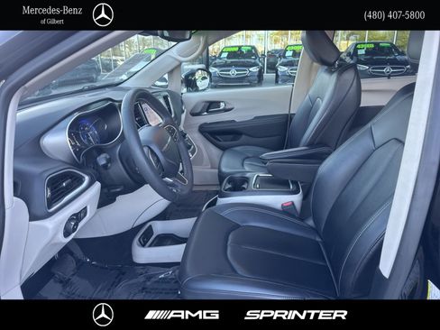 Used 2024 Chrysler Pacifica Touring-L FWD image 9