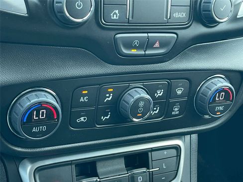 Used 2024 GMC Terrain SLE w/ Driver Convenience Package AWD/4WD image 18