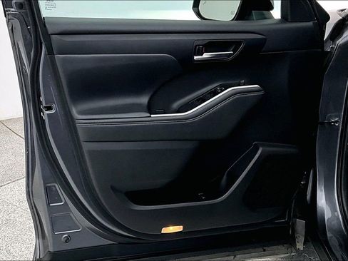 Used 2021 Toyota Highlander XLE image 24