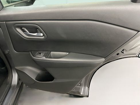 Used 2025 Nissan Rogue SV image 31