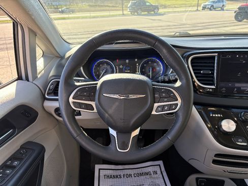 Used 2024 Chrysler Pacifica Touring-L FWD image 24