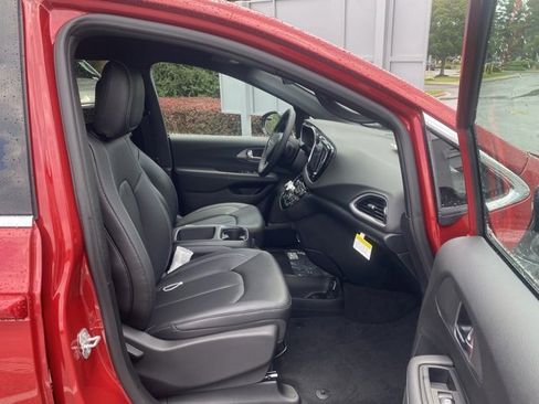 New 2026 Chrysler Voyager LX image 28