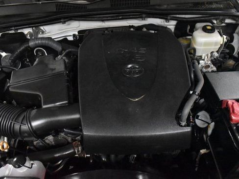 Used 2017 Toyota Tacoma TRD Off-Road w/ Tow Package (A/T) image 10