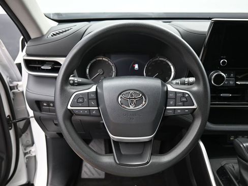 Used 2023 Toyota Highlander L FWD image 16