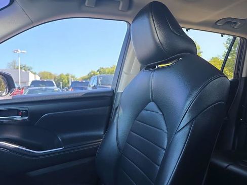 Used 2021 Toyota Highlander XLE AWD/4WD image 40