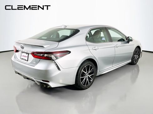Used 2022 Toyota Camry SE FWD image 6