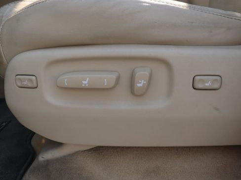 Used 2013 Lexus LX 570 4WD w/ Luxury Pkg image 27