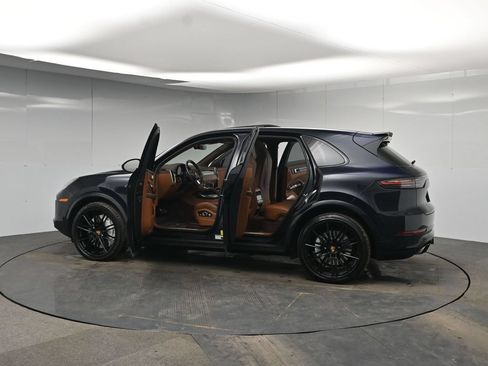 Used 2021 Porsche Cayenne Turbo w/ Premium Package Plus AWD/4WD image 60