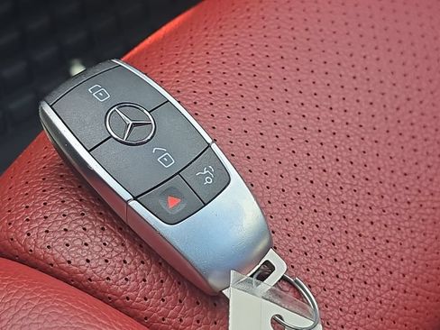 Used 2021 Mercedes-Benz GLC 300 4MATIC image 25